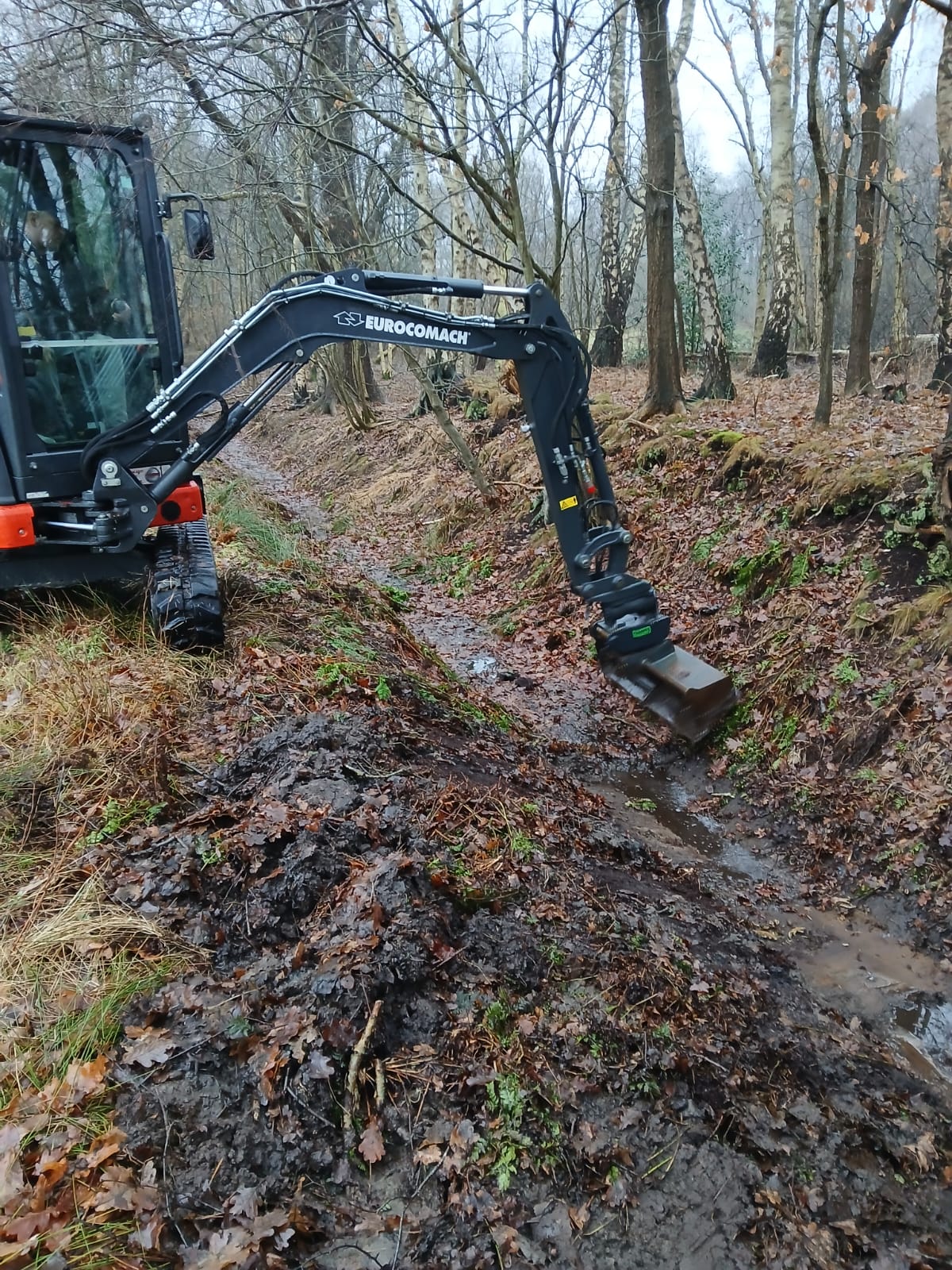 Grabenräumer am Bagger